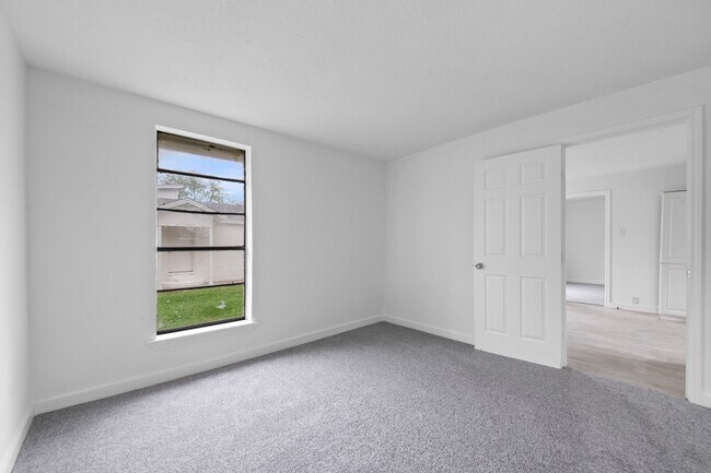 Building Photo - 806 E Emily Ave