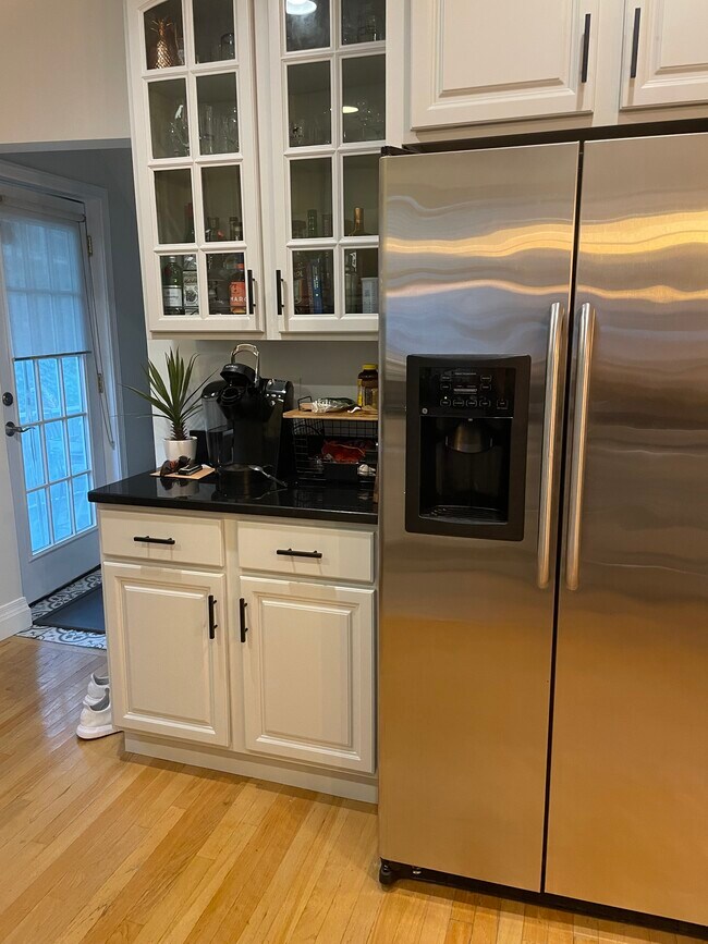 Bar & fridge/freezer - 20 Princeton St