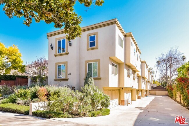 Building Photo - 802 Magnolia Ave