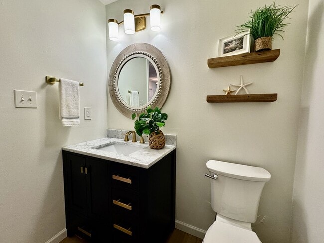 Building Photo - READY 06-11-26!! Fantastic Condo By The Beach! Fenced Patio - All Appliances - Community Pool!