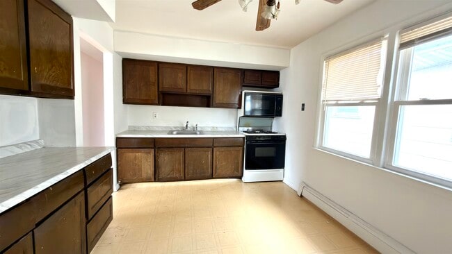Building Photo - 9104 3rd Ave