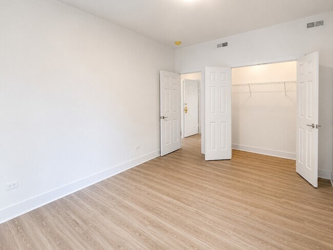 Building Photo - 1053 W Columbia Ave