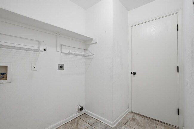 Building Photo - 108 Songbird Ct