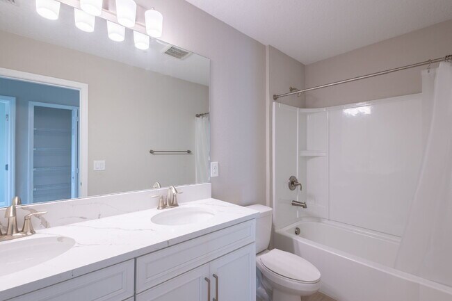 Building Photo - Gorgeous 3-Bed/2.5-Bath Townhome in Treves...