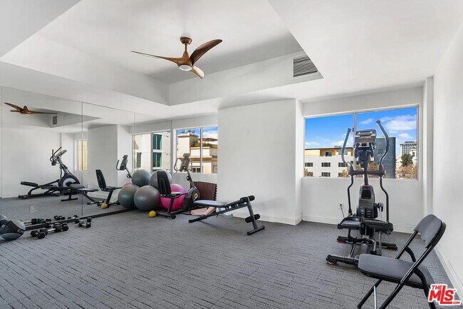 Building Photo - 121 S Palm Dr