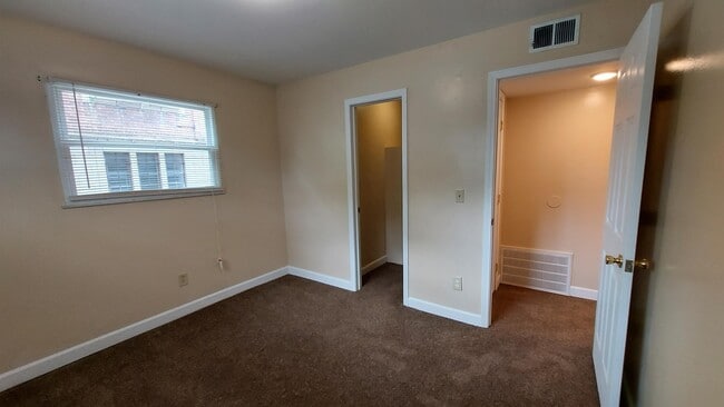 Building Photo - 66 E Norwich Ave