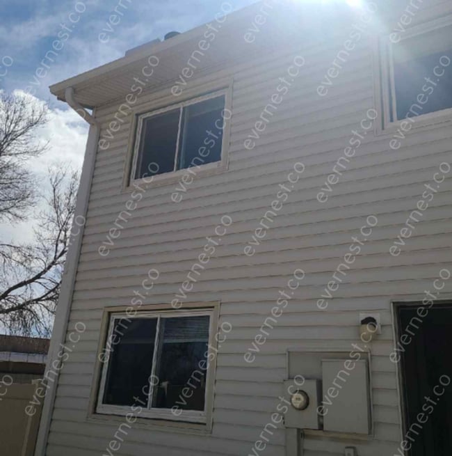 Building Photo - 3-Bedroom, 1.5-Bathroom Home in a Convenie...
