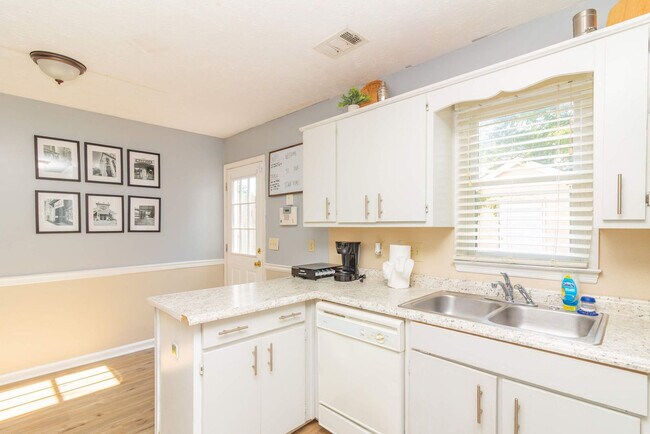 Building Photo - 1930 16th Ave