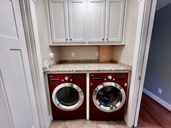 Building Photo - Beautiful waterfront home