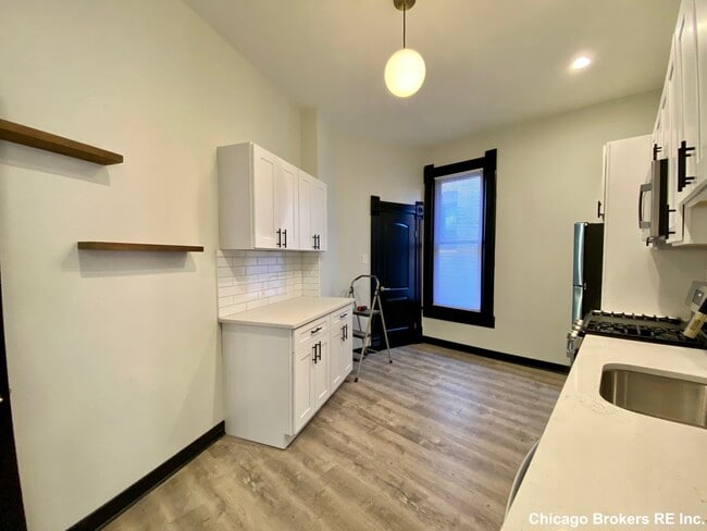 Building Photo - 411 W Belden Ave