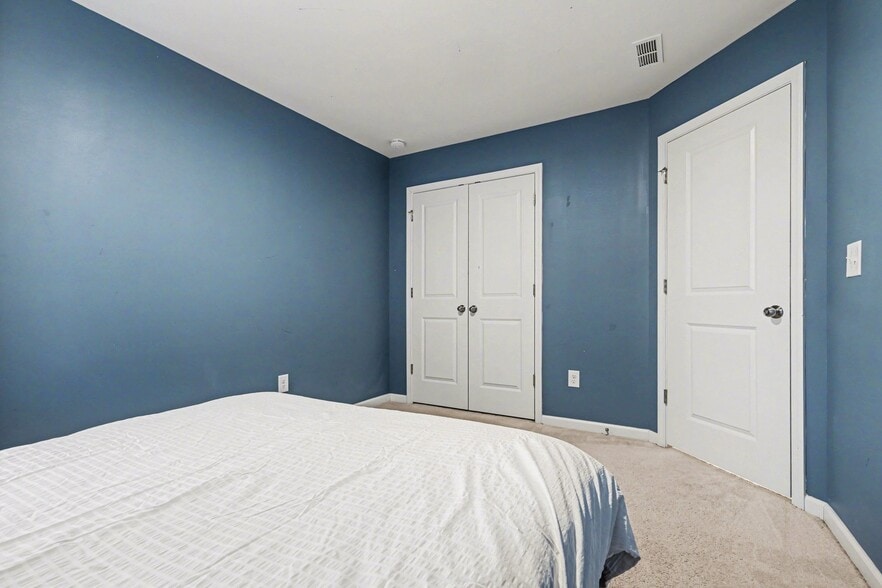 Building Photo - 15216 Lake Ridge Rd