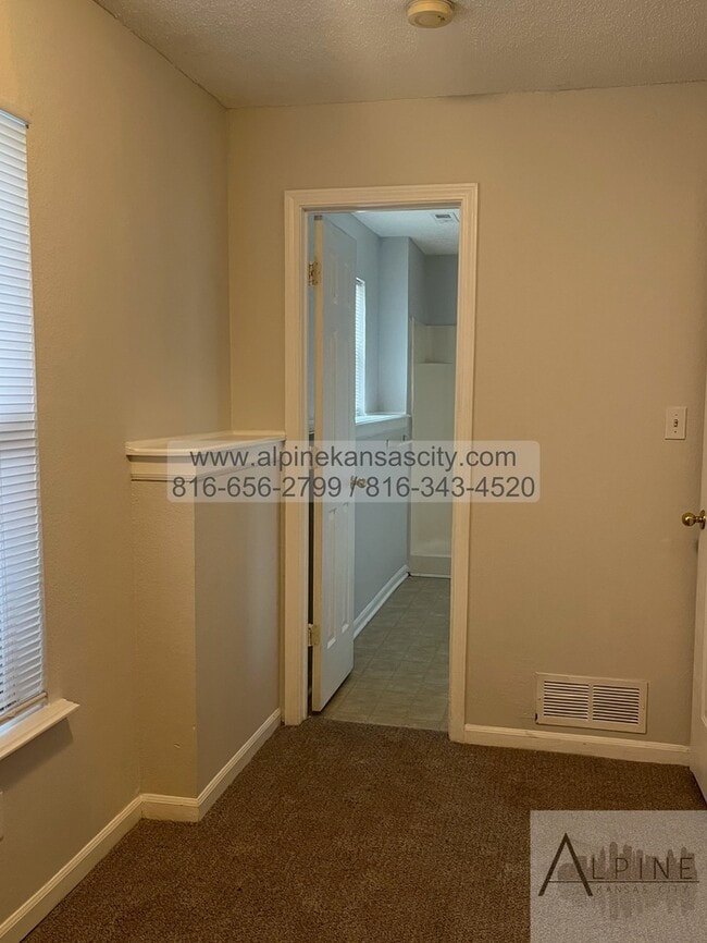 Building Photo - Spacious Gladstone Duplex, Croner Lot, 2 Car Garage!