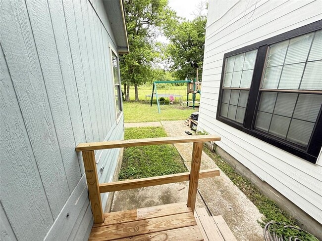 Building Photo - 103 E Moerbe St