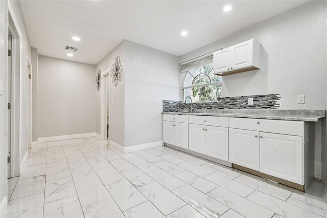 Building Photo - 15410 Manning Dr