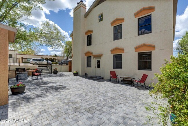 Building Photo - 502 Western Ave