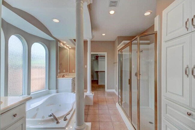 Building Photo - 12418 Lago Bend Ln