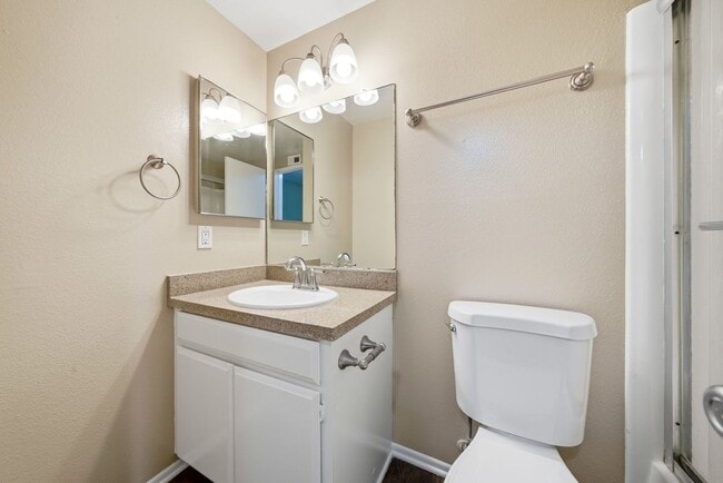 Building Photo - Spacious and Well Maintained 3 Bedroom Con...