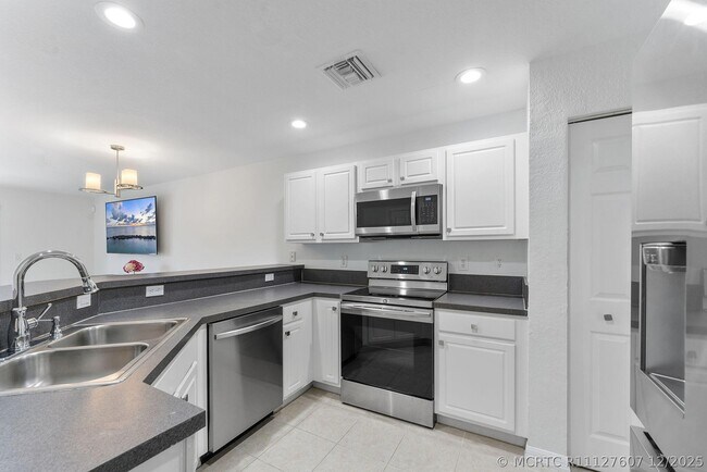 Building Photo - 16129 Sierra Palms Dr