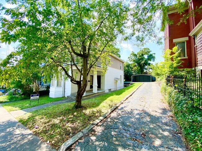 Building Photo - 5 bedroom /2 bath mins. from UC for $700/pp ($3500/mo) w/ off-street parking included!