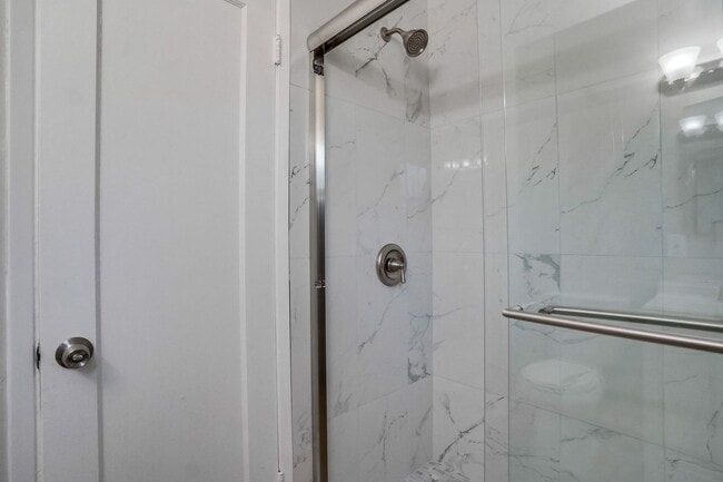 Building Photo - Upgraded Studio in Belmont Shore Available Now!!