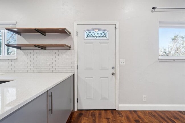 Building Photo - 4824 Elmview Dr