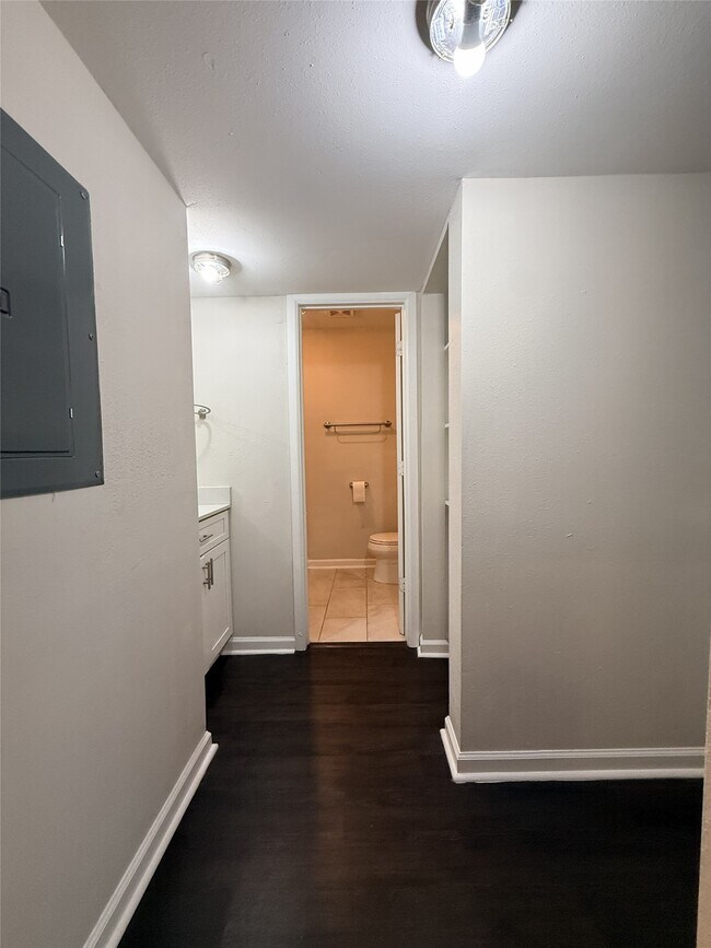 Building Photo - 1824 Thonig Rd