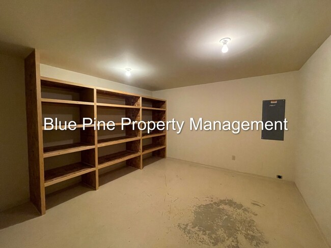 Building Photo - 810 Tennis Ct Dr