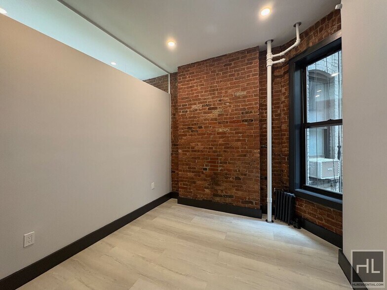 Building Photo - Mott Street