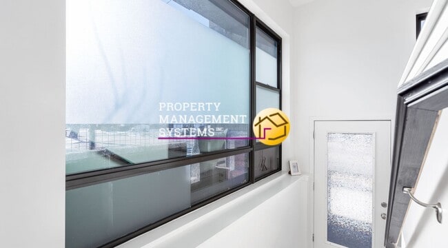 Building Photo - 2 Bed Townhome - *Includes Internet!!