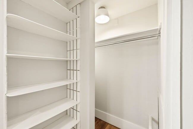Building Photo - Classic 3bed/2bath Home Near Lake Merritt with Fresh Updates