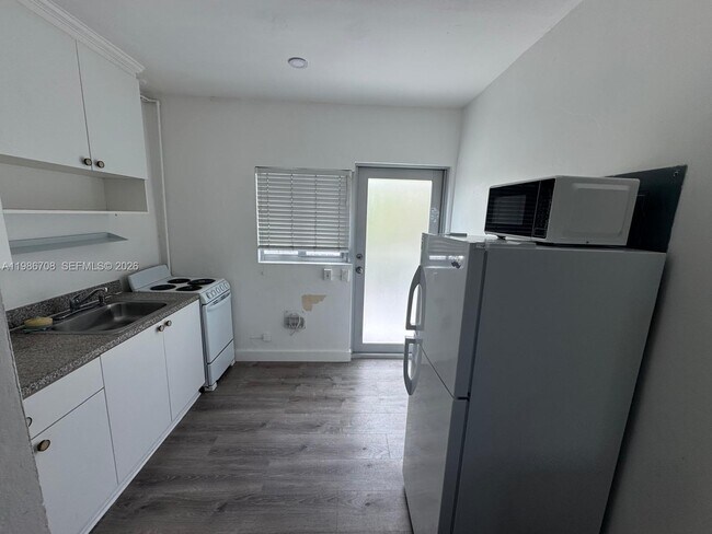 Building Photo - 1560 West Ave