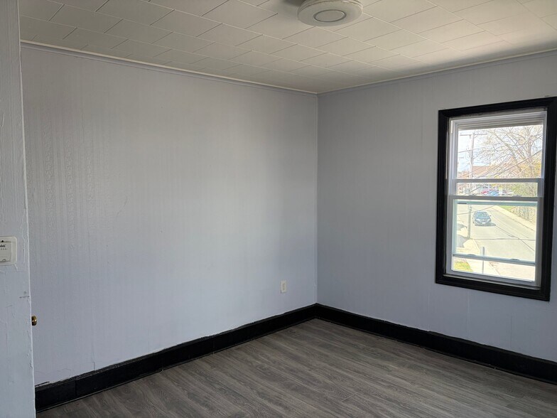 Building Photo - 36 Lake St