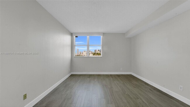 Building Photo - 2475 Brickell Ave