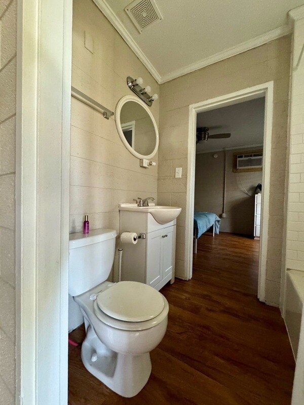 Building Photo - 402 S Holly St