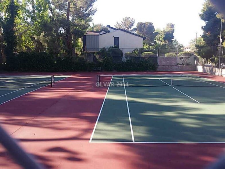 Building Photo - 700 Fernwood Ln