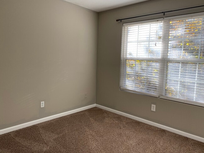 Building Photo - Ridge Crest subdivision home with fenced y...