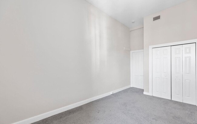 Building Photo - Charming & Spacious 2BR Right in the Heart...