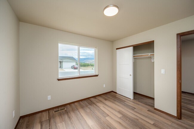 Building Photo - 389 S Newton Ave