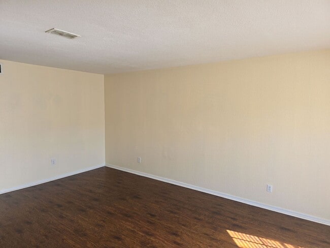 Building Photo - Charming 2 bedroom, 1.5 bathroom, 2 story ...