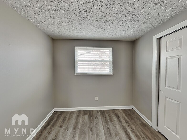 Building Photo - 6200 Maple Canyon Ave