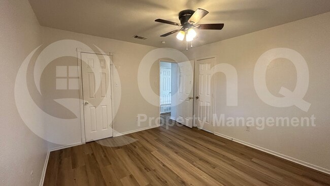 Building Photo - 807 Cavalier Dr