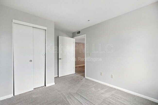 Building Photo - 1005 E 8th St