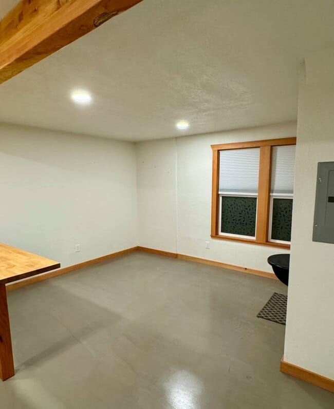 Building Photo - RENT SPECIAL - 1/2 Off First Month's rent! Charming 1BR in Convenient Eugene Location!