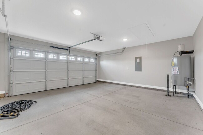 Building Photo - Modern 3-Bedroom Home with Granite Counter...