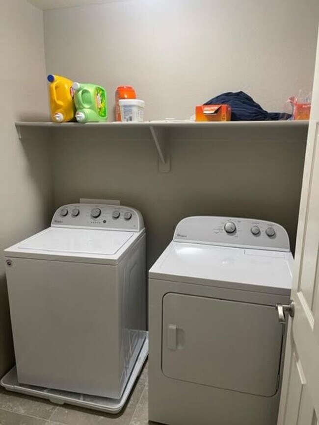 Building Photo - Lovely 3Bedroom/ 2.5 Bath Mesa Home!