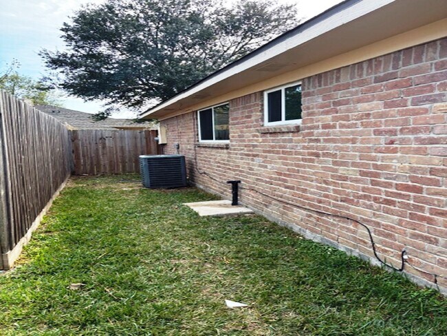 Building Photo - 5363 King Richard Dr