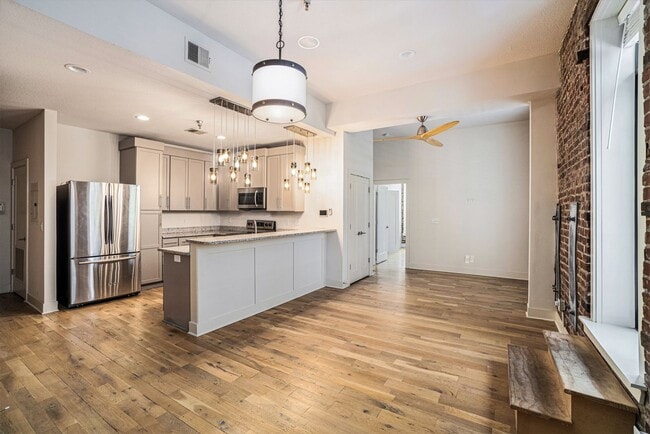 Building Photo - Modern 1 Bedroom, 1 Bath Apartment Home  Located In Historic Westport