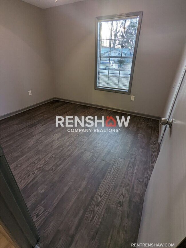 Building Photo - COMPLETELY RENOVATED 4 Bedroom / 1.5 bath ...