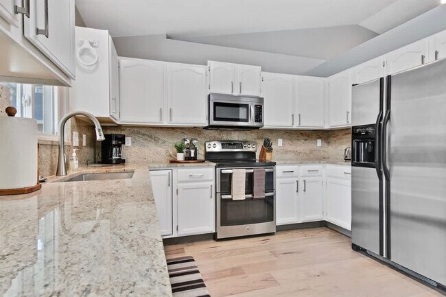 Building Photo - 925 N Stonehenge Way
