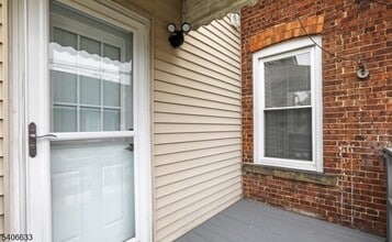 Building Photo - 414 Main St